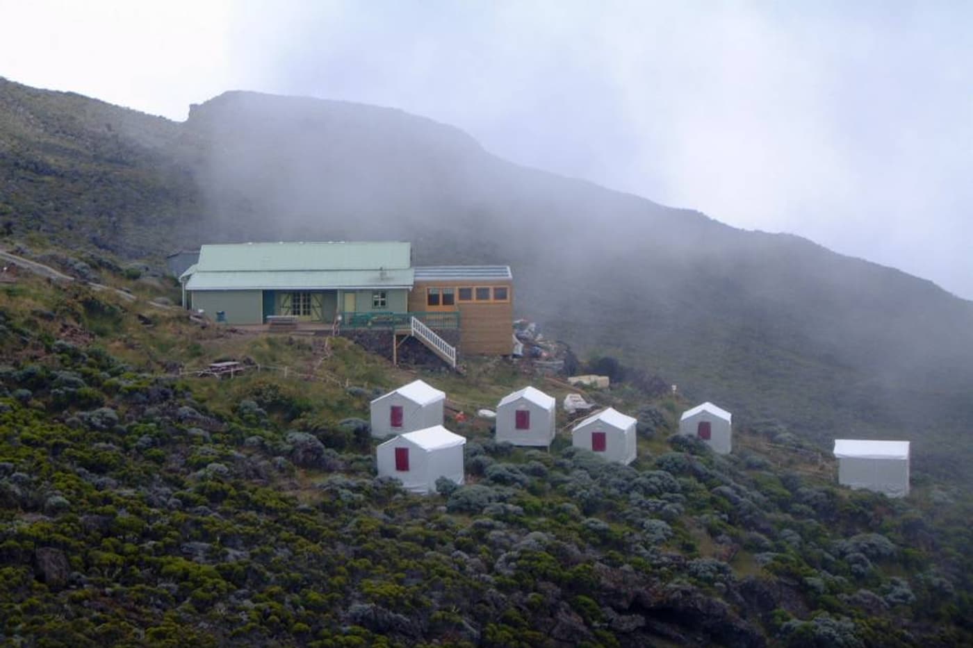 Le refuge de la Caverne Dufour et ses bungalows