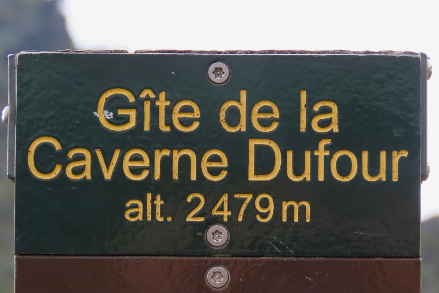 Panneau du refuge de la Caverne Dufour, 2 479 m