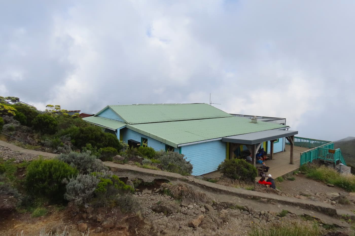 Le refuge de la Caverne Dufour à l’arrivée du sentier