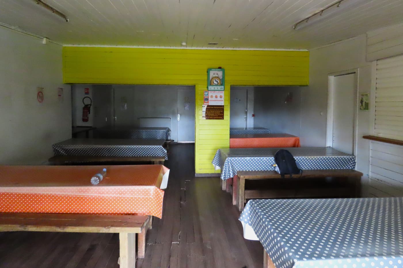 Salle commune du refuge de la Caverne Dufour