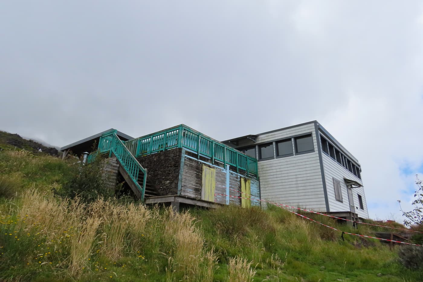 Le refuge de la Caverne Dufour vu du bas