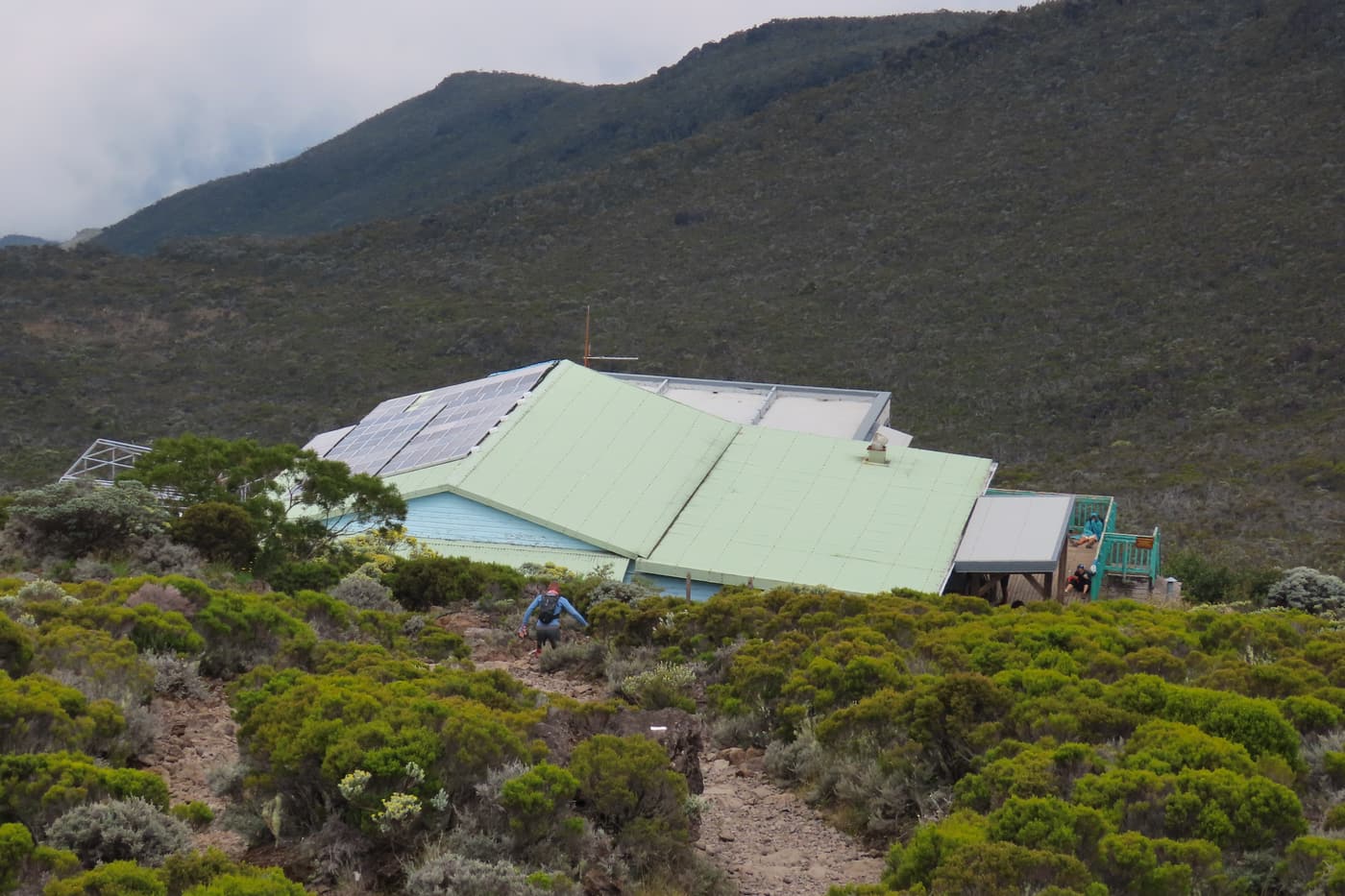 Le refuge de la Caverne Dufour dans la lande d’altitude