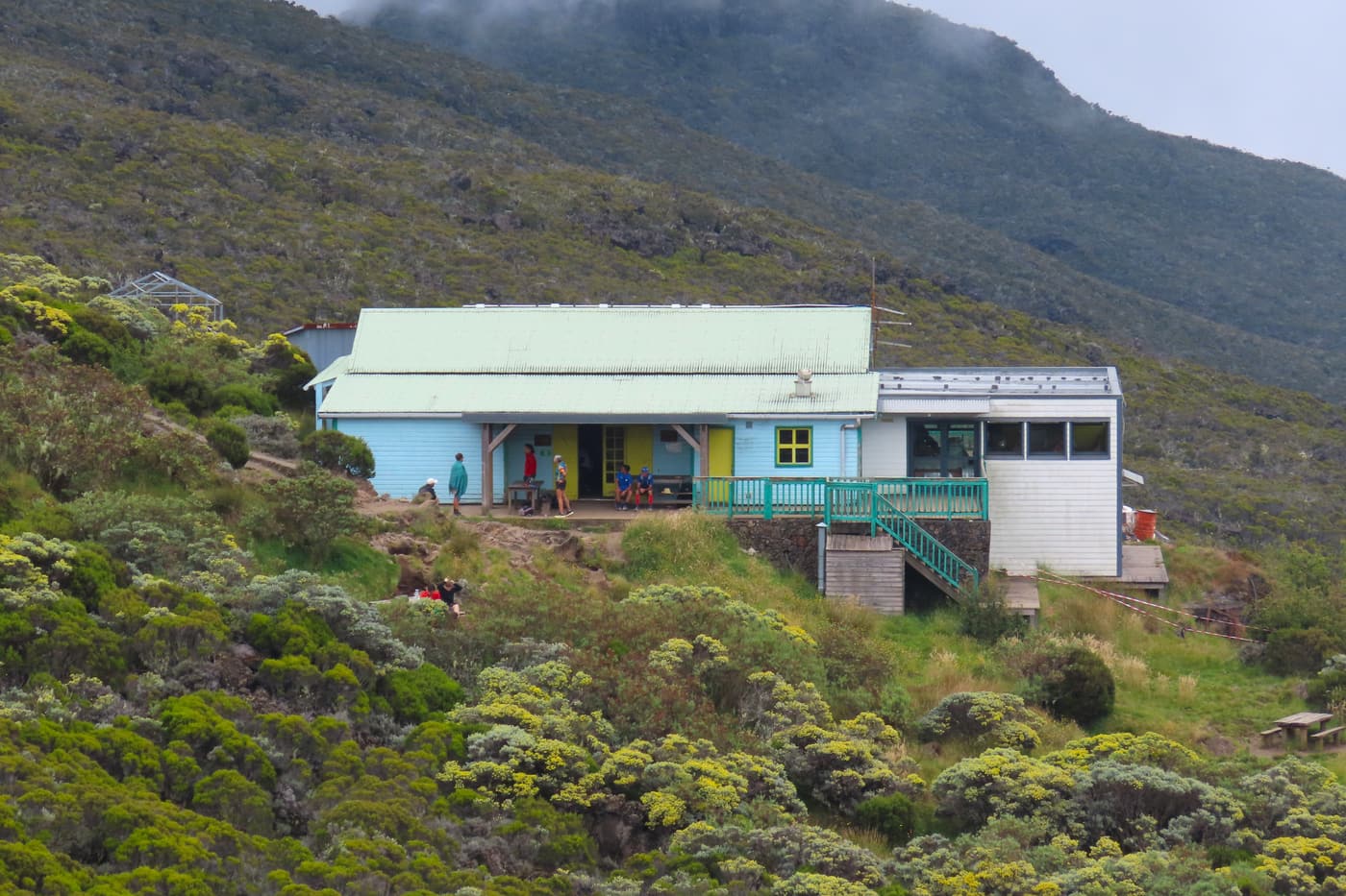 Le refuge de la Caverne Dufour depuis le sentier du Bloc