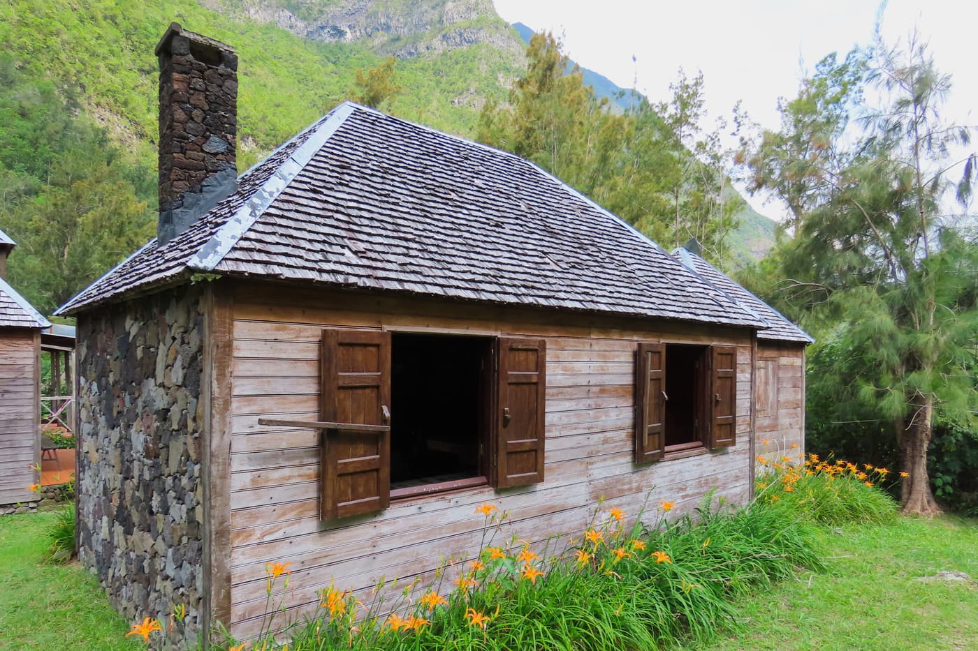 Bungalow en pierre et bois du gîte de la Rivière des Remparts