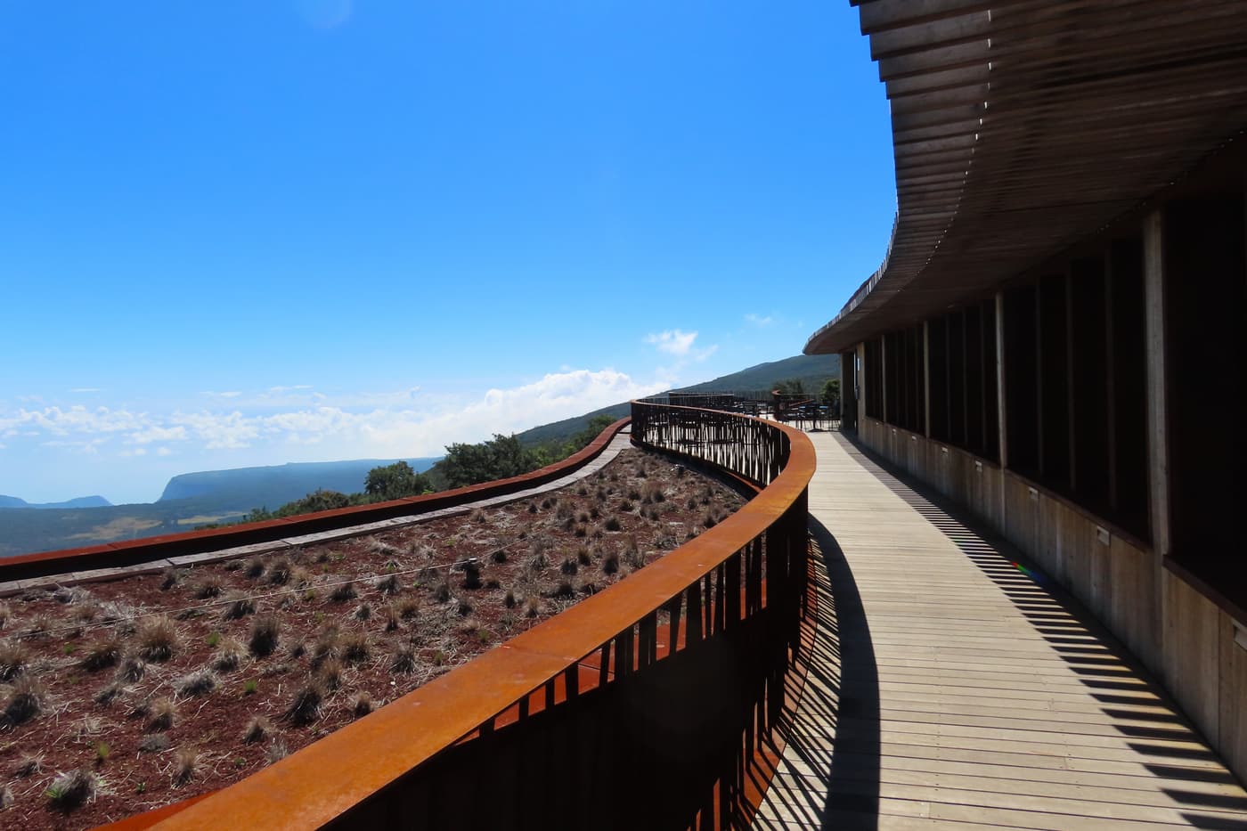 Terrasse en bois du gîte du Volcan