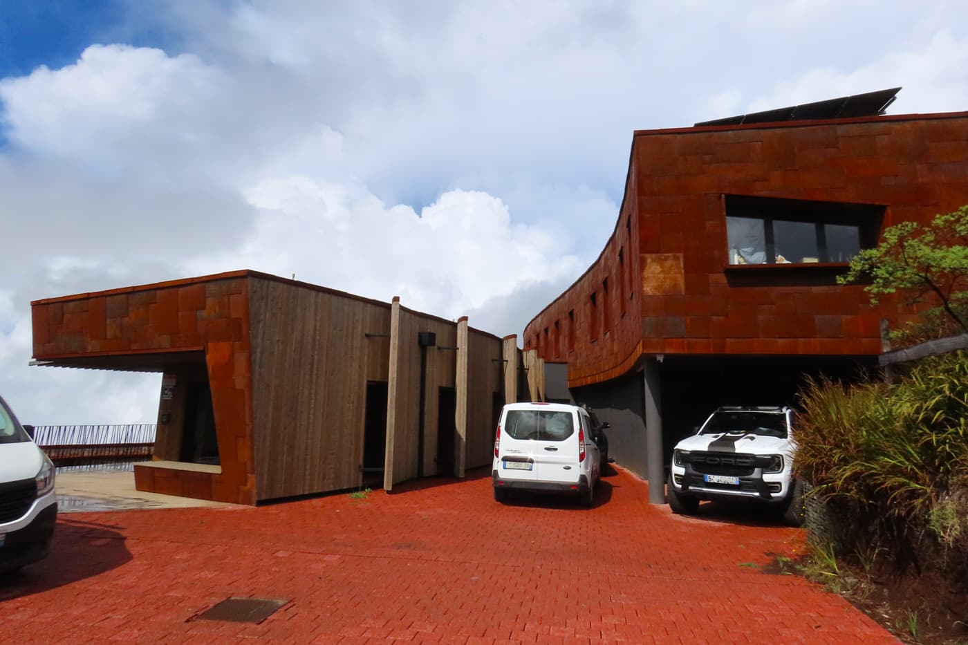 Entrée et parking du gîte du Volcan